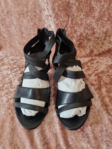 Finish the look - the, black