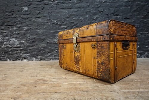 Antique steamer trunk - trunk, ~
