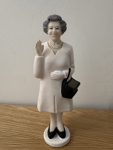 Waving queen england solar - waving,