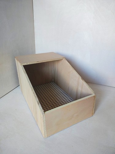 Mesh bottom rabbit - mesh‑bottom, kindling