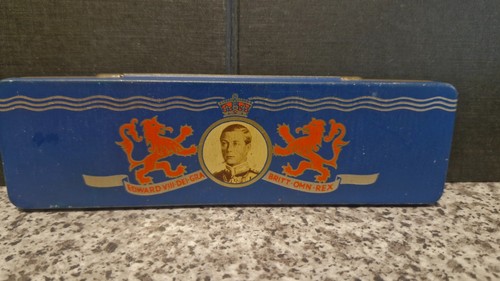 Thin hinged lidded tin