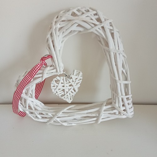 White heart shaped rattan - white,