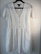 NEW LOOK - EMBROIDERED V-NECK