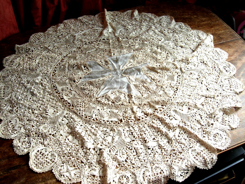 Maltese silk bobbin lace - , table