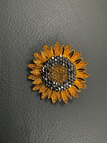Gold yellow coloured - gold/yellow,