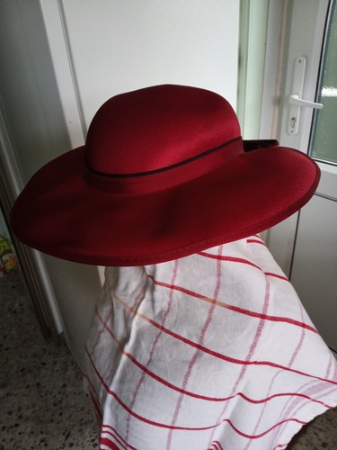Burgundy hat wedding