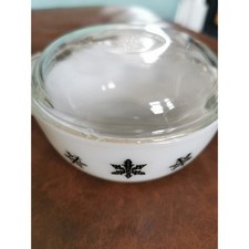 Pyrex snowflake dish - , lid