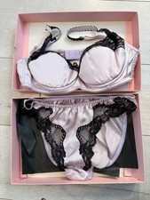 AGENT PROVOCATEUR BRA / KNICKERS SET LILAC SILK 34 C / 12