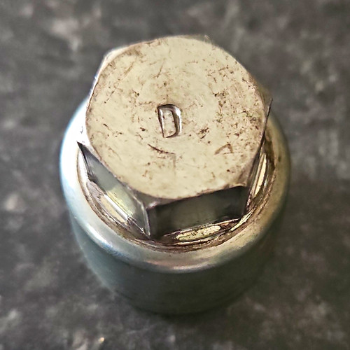Locking wheel nut - nut, key