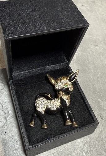 Vintage brooch gold tone black - tone,
