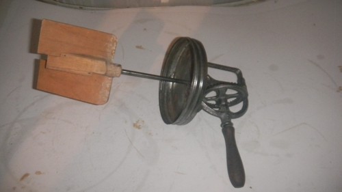 Antique dazey 40b hand - dazey, crank