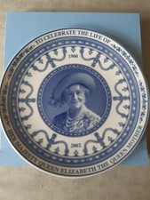WEDGEWOOD PLATE COMMEMORATING THE LIFE OF QUEEN MOTHER IN PRESENTATION BOX 2002