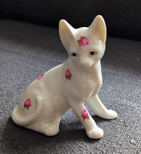 White ceramic pottery cat - white,