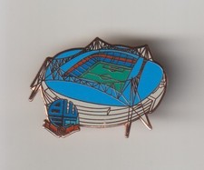 BOLTON WANDERERS F.C. Club Crested Ground Enamel Badge FREE POST UK