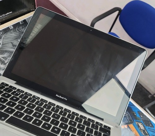 Geneuine apple macbook - pro, 13"