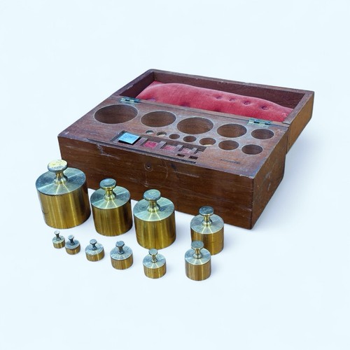 Set victorian brass weights - of,