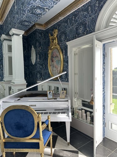 Self playing piano - playing,