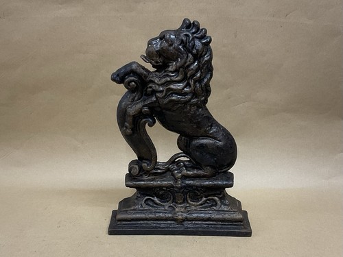 Cast iron lion - cast,