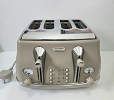 DeLonghi beige 4 slice toaster