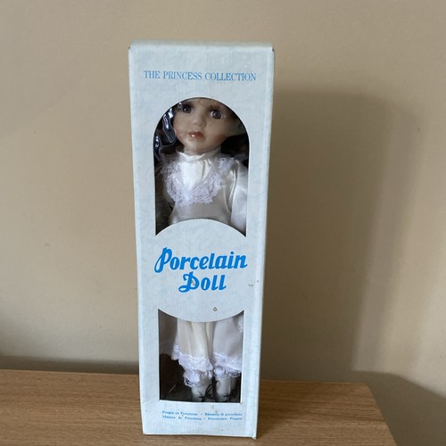 The porcelain doll princess - by,