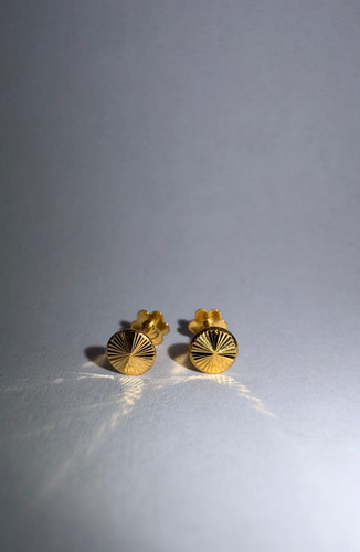 18ct gold earring - studs, (7mm)
