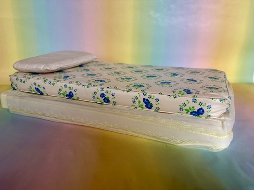 Vintage 1970s sindy doll bed