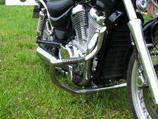 SUZUKI INTRUDER VS800 / S50 HIGHWAY ENGINE GUARD CRASH BAR WITH PEGS