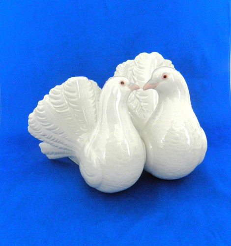 Lladro 1169 kissing - "kissing, doves"