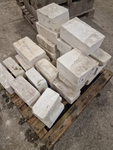 Mixed natural stone building - mixed,