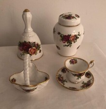 4 lovely vintage Cabinet pieces of Royal Albert Old Country Roses China