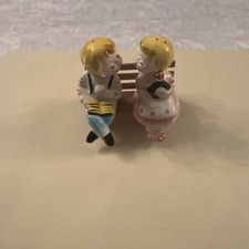 Cute kissing salt and pepper pot