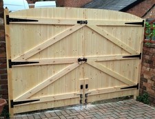 WOODEN DRIVEWAY GATES! 5FT 6"