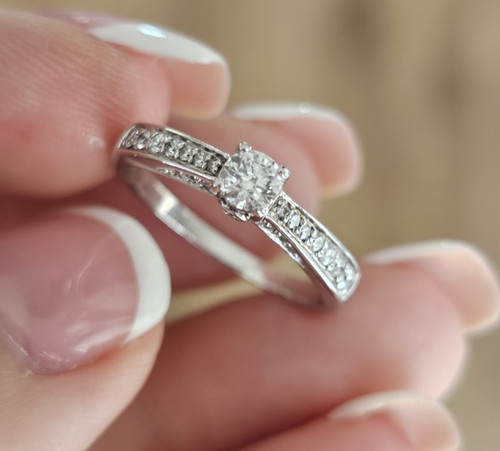 18ct white gold natural - 18ct, 0.52ct