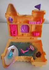 Polly Pocket 2018 Surf n Sandventure Sandcastle Complete - 2 Figures 2 Jet Skis