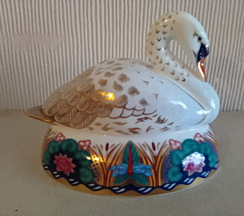 Royal crown derby nesting - crown,