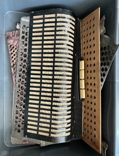 14x vintage accordion - top, grid