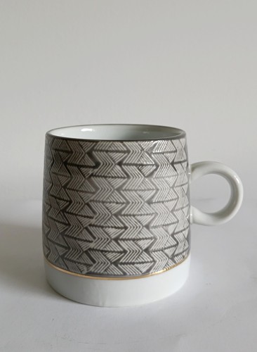 Dartington porcelain mug - •,
