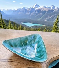 Blue Mountain Pottery  turquoise glossy Triangle Dish 566g chip