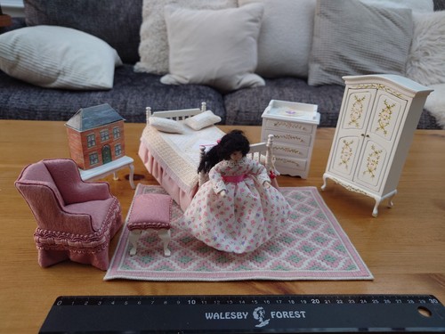 Dolls house miniatures - dolls,