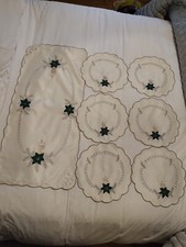 Beautiful Festive Christmas Centre Table Cloth. With 6 Place Mats. Used Good.