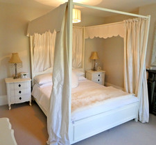 White four poster bed - King size 5ft