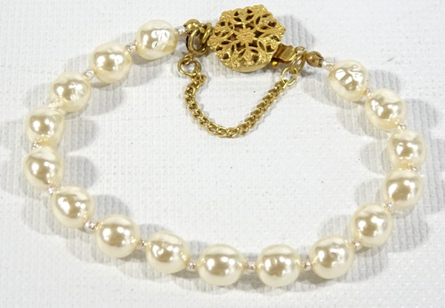 Beautiful vintage faux pearl - vintage,