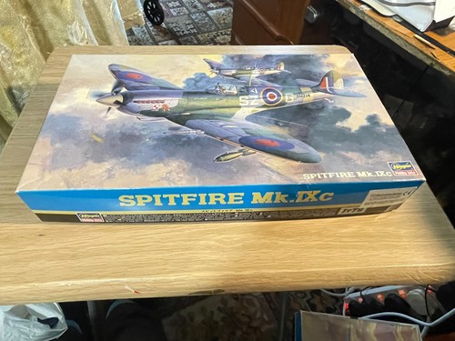 Unassembled model - 1/48,