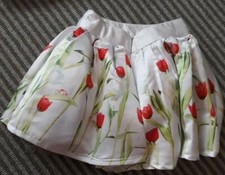 A DEE white satin feel gathered skirt withtulips age 6yr