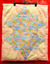 BEAUTIFUL PATCHWORK/APPLIQUE COT QUILT IN PASTEL SHADES & LACE. 86 x 71cms