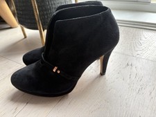 Clark’s Size 6.5 Suede