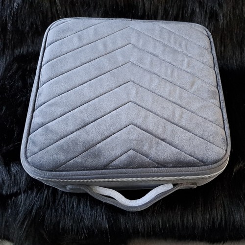Bnwt tili make - bnwt,