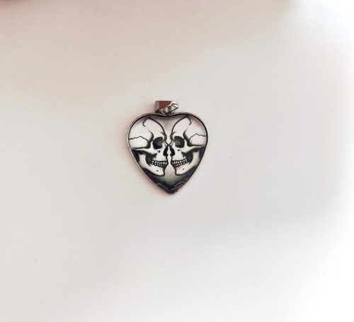Gothic kissing skulls heart - kissing,