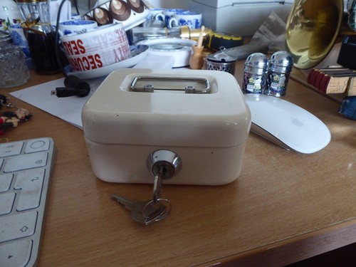 Cream cash tin with - cream, 2