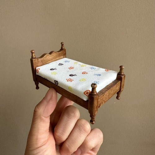 Scale dolls house - 1:24,